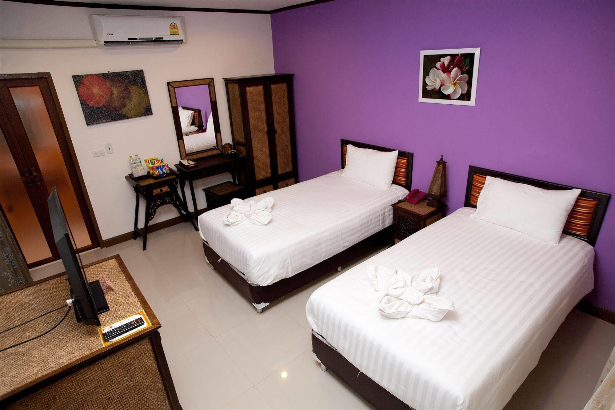 Resor Ploykhumthong Boutique Bangkok