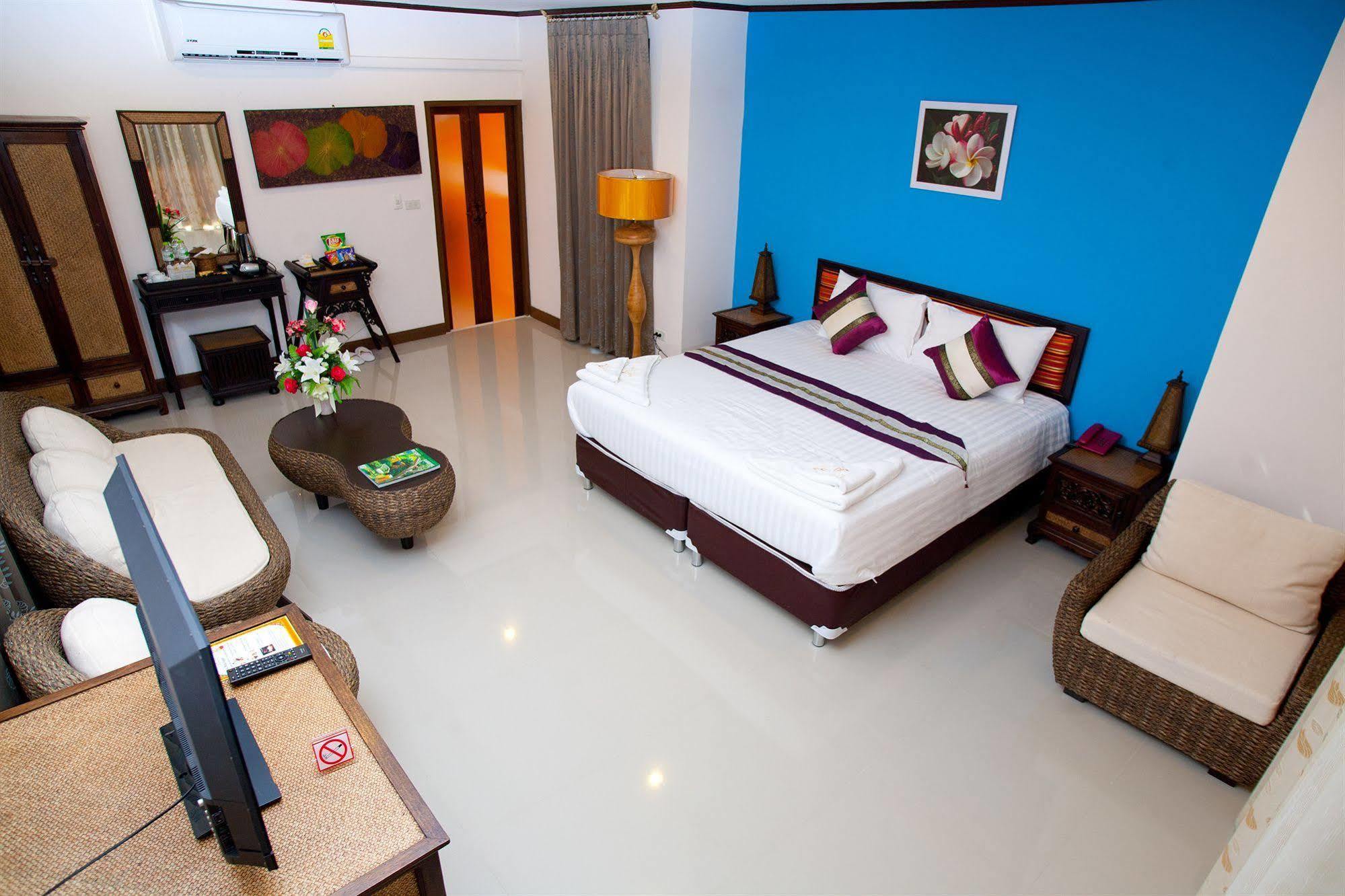 Resor Ploykhumthong Boutique